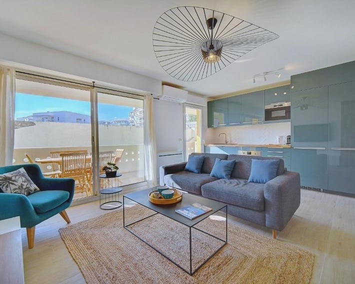 Immogroom- Renovated- Large terrace- A C- Shops
