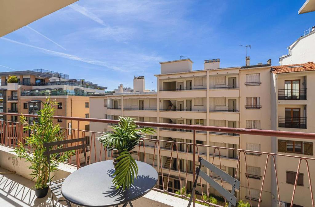 Beautiful Haussmannian Apartment - South Balcony