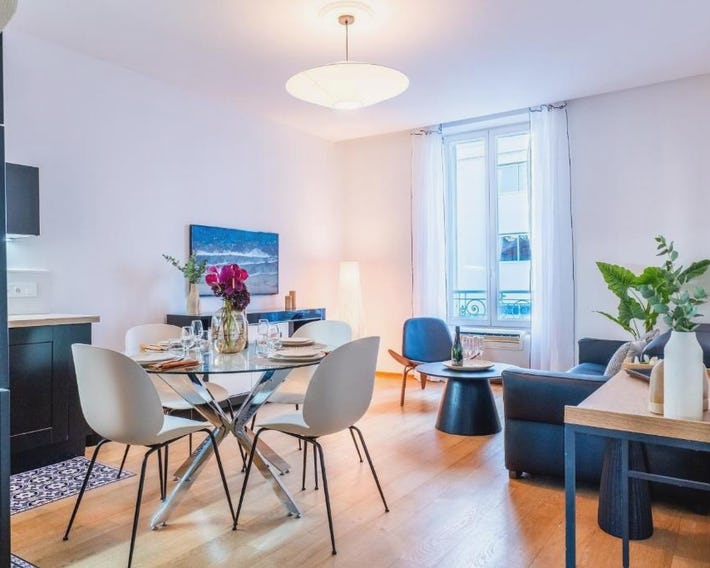 Upscale 3-room apartment 200m from the Palais