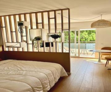 Studio calme avec vue sur un grand Pin parasol