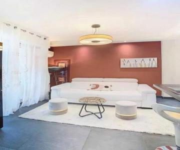 Modern 2 Bedroom Apartment with Living Room and Balcony Cannes