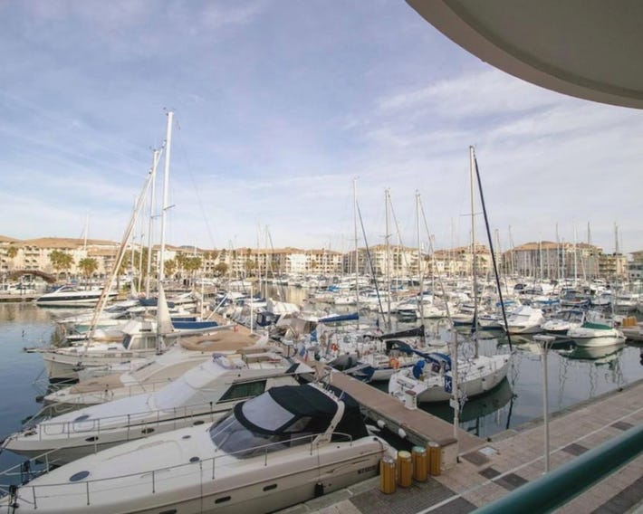 Apartment With Balcony And View On The Port