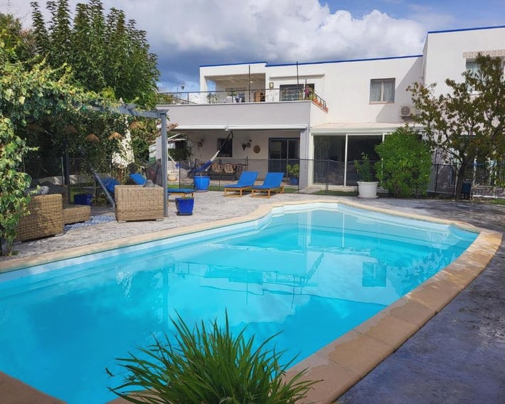 Bas de villa moderne avec piscine