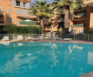 GRIMAUD Golf Saint Tropez Rez de jardin Vue piscine