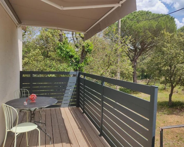 Studio dans la forêt provençale