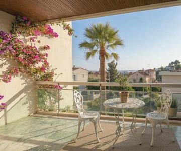 Sea view flat with car park boarder Cannes