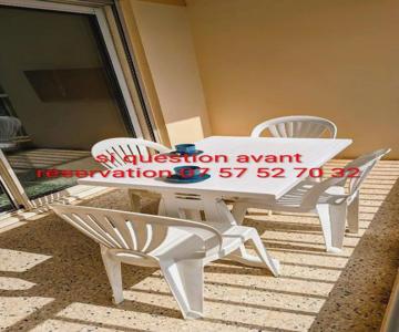 Studio climatisé avec coin nuit 150m de la plage