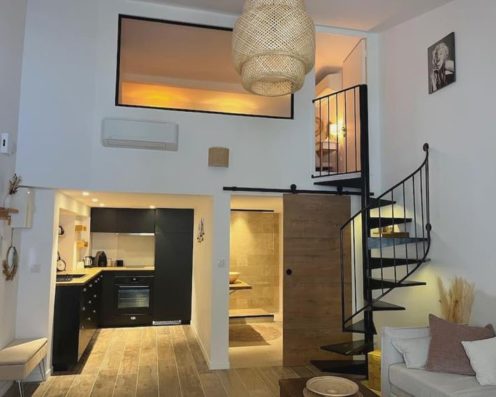 Duplex chaleureux et élégant à deux pas de la mer