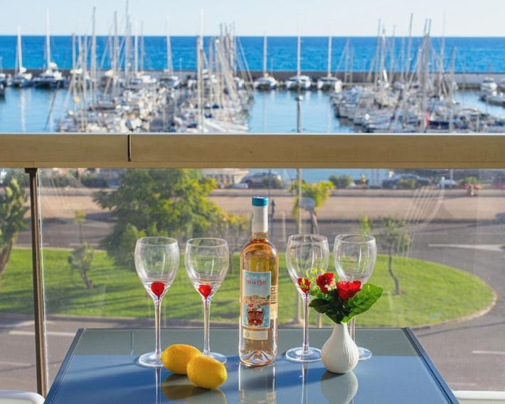 Vue mer port de garavan