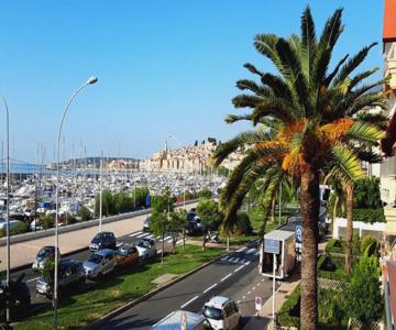 Studio vue mer, balcon face port de Garavan, plage et gare à pied