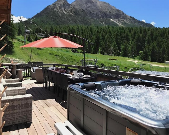 Slope-Side Chalet w/Jacuzzi, Home Cinema, for 16 Guests