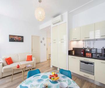 #28 Staywiz us -1 BDR Flat AC Balcony Hper Central 10mins to Beach & old town