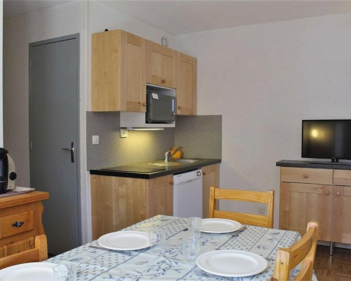 Appartement cosy à Risoul 1850, 3 pièces, 6 couchages, proche pistes et commerces, balcon ensoleillé