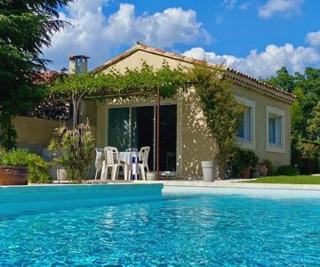La petite maison avec piscine face au Luberon