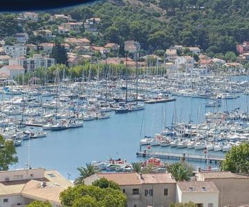 Vue magnifique sur le port appartement 80m2 piscine tennis parking climatisation