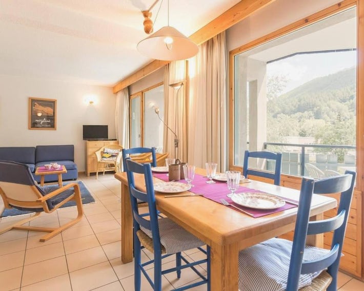 Appartement lumineux 3 pièces proche télécabine et commerces avec piscine chauffée