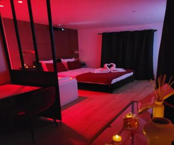 Nuit d'évasion love room avec baignoire balnéo et jardin avec spa