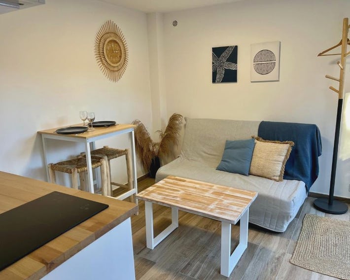 Studio with private car park and air con