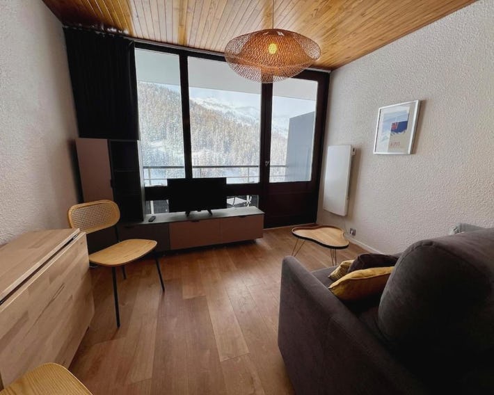 Vars les Claux Pelvoux II Studio dernier etage skis aux pieds