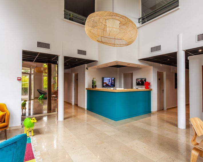 Hotel Full Colors