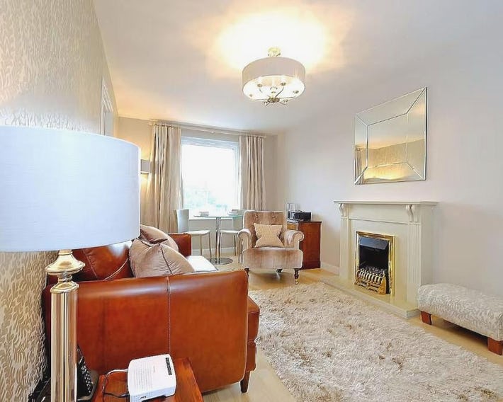 Fonthill Apartment - central, free parking off street, quiet