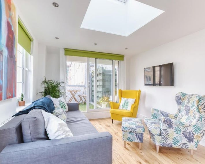 Central Bright 3 Bed Flat with Parking