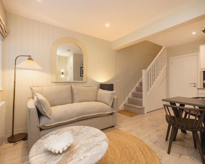 Argyl - Central Old Town Mews Home with Parking