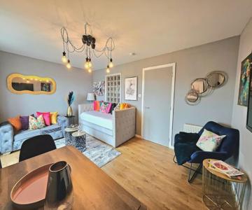 4 Separate Beds, Sleeps 6, Beautiful 2 Bed Apt