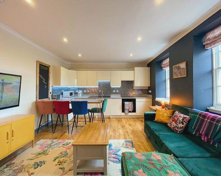 Lively & Energetic 2BR on The Royal Mile