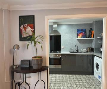 Private Main Door Lovely 2 bedroom apartment
