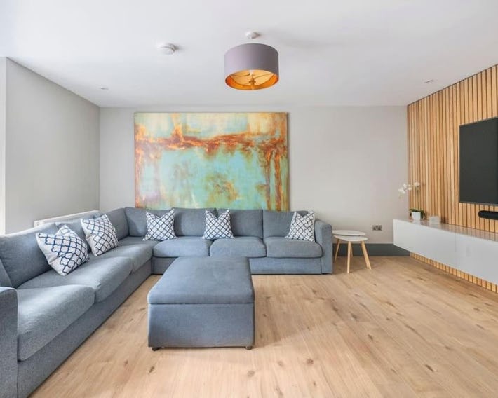 Immaculate 3 Bed Apartment with Private Entrance in Inverleith