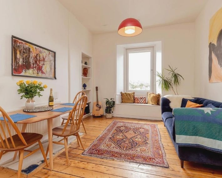 Edinburgh Castle Views! Stylish 2BD Flat, Sleeps 4