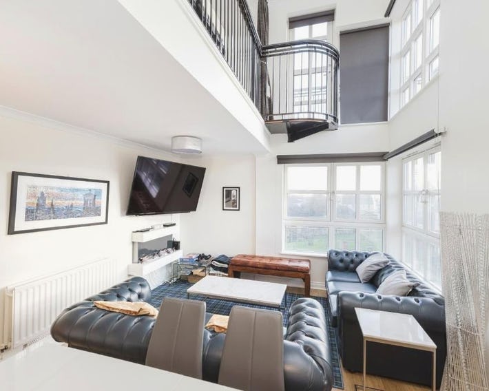 JOIVY Stylish 3 bed, 3 bath flat with Balcony in Old Town