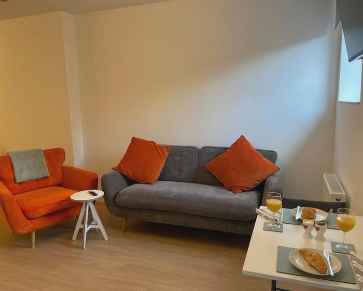 Modern studio apartment, access to Holyrood & City