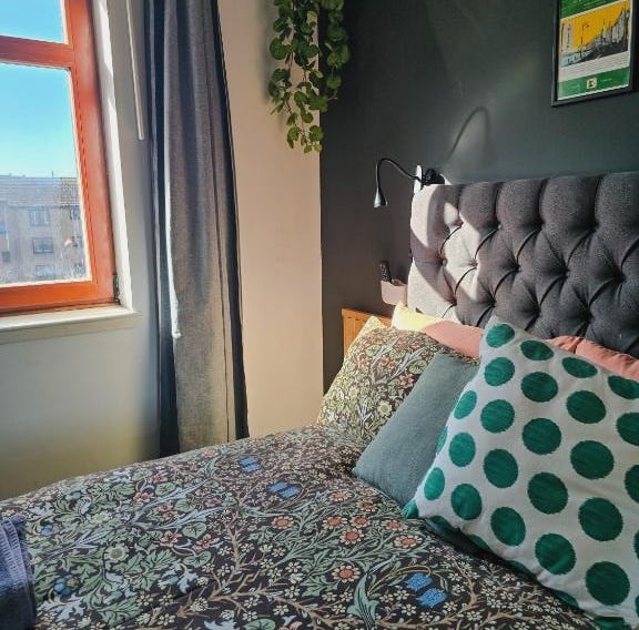 Double Rooms with Shared Bathroom Near The Shore and Tram