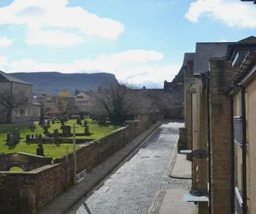 Next To The Palace And Royal Mile With Parking