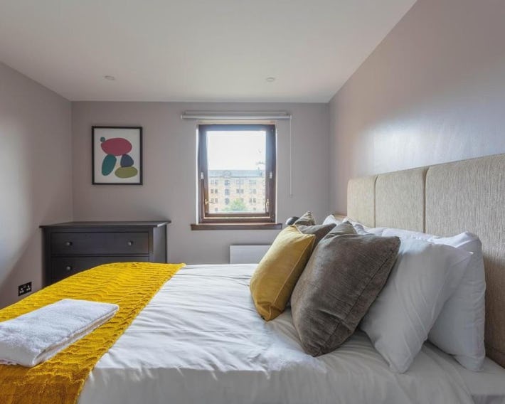 Stunning 1 Bed Merchant City Apartment with Parking