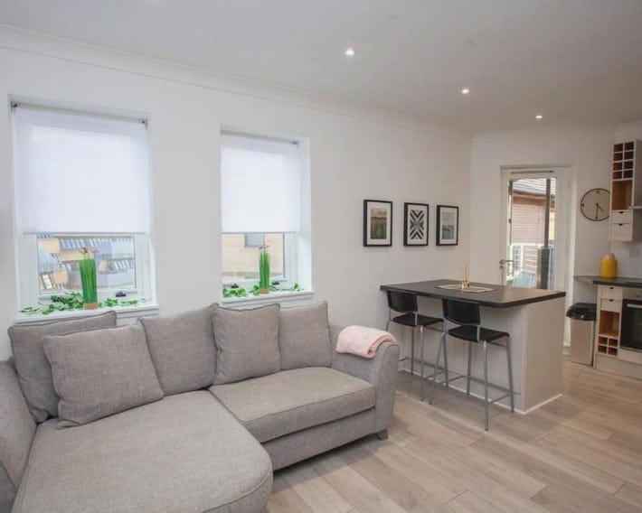 Bright Central Flat with Balcony and Free Parking