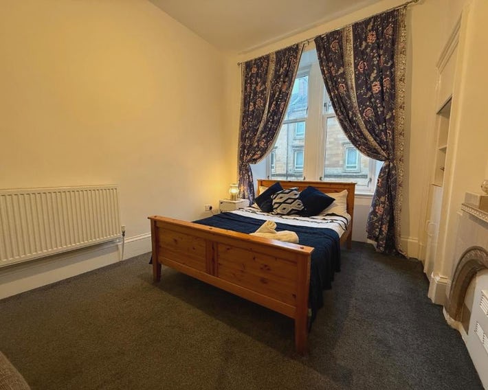 2 Bed Flat - Street Parking