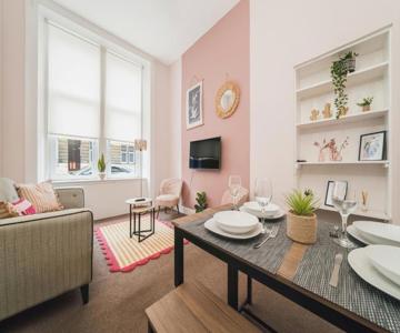 4 Beds - City Gateway Getaway with Free Parking