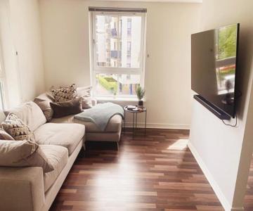 Modern Two Bed Glasgow Apartment With Free Parking
