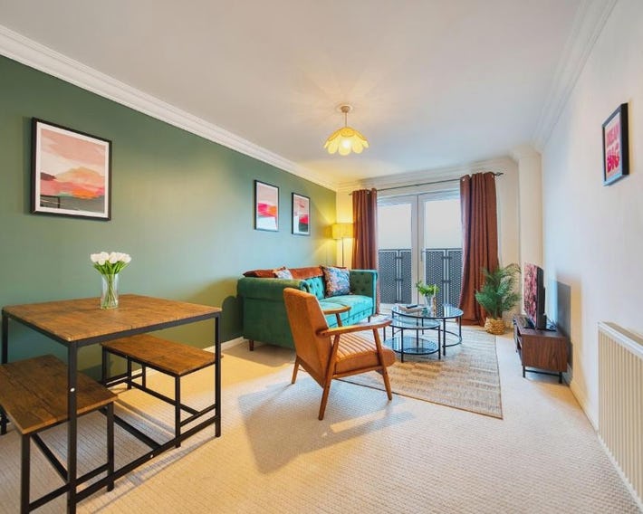 2BR Flat Central Location with Free Parking