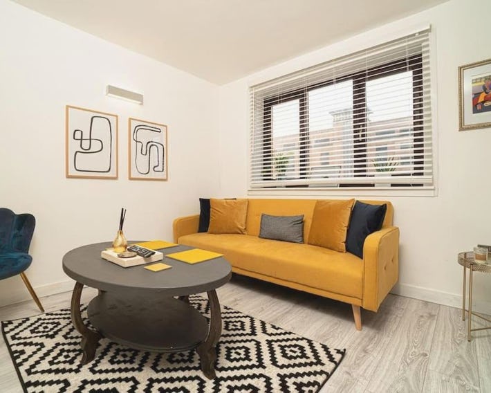 Stylish City Pad with Free Private Parking