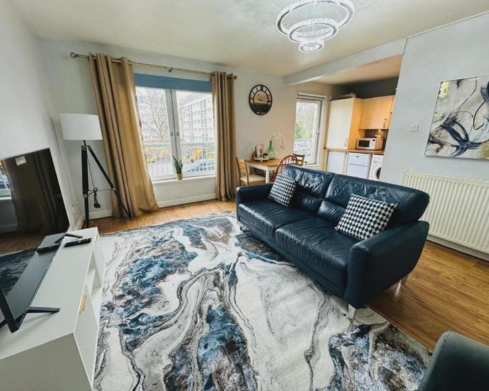 Modern Economy Glasgow Apartment with King bed