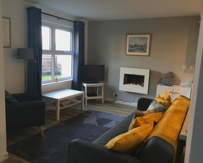 Cosy cottage with sea views close to local shops.