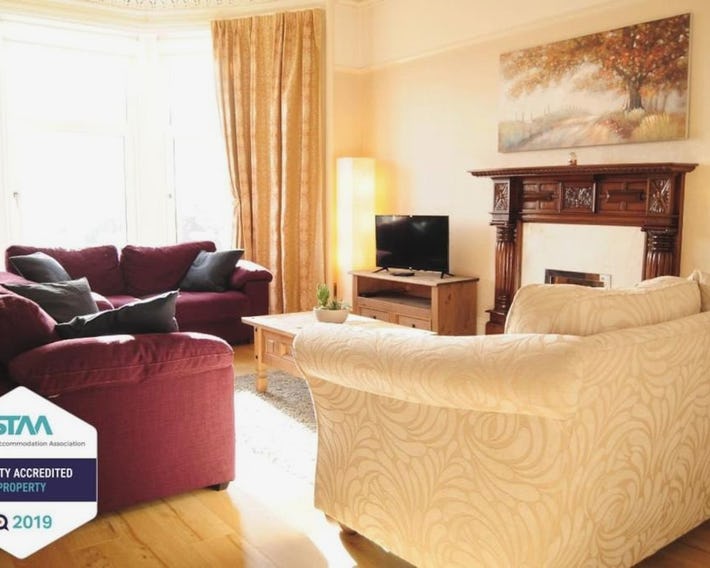 A Spacious Flat with Character - Private Car Space