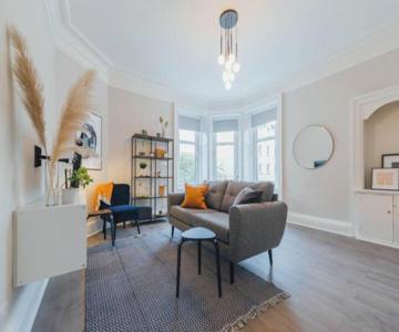 Stylish Stirling Apartment - Free Parking