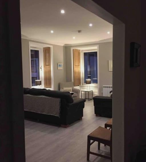 Tarbert large, bright, 4 bedroom flat with harbour views