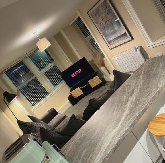 Central 2BR Apartment - Sleeps 4 - Parking & Pets - Coast Serviced Apartments - Enquire for Trade & 