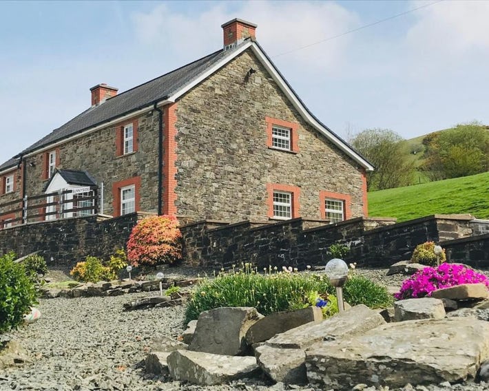 Sunnyside farmstay & hottub near Brecon Beacons sleeps 8